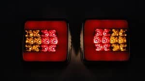 פנס אחורי אוניברסלי מרובע GLO-TRAC LED ימין/שמאל 12-24V