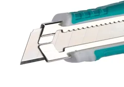 סכין חיתוך יפני מקצועי הכולל 3 להבים להחלפה 18X100MM